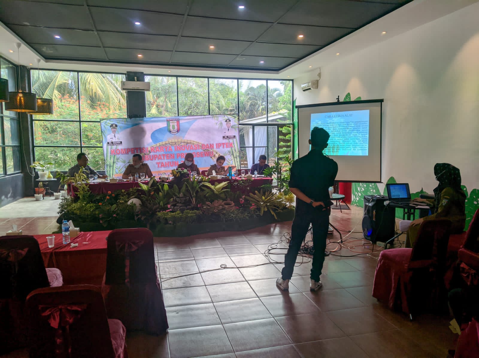 Tim UKM Robotik STMIK Pringsewu sedang Presentasi