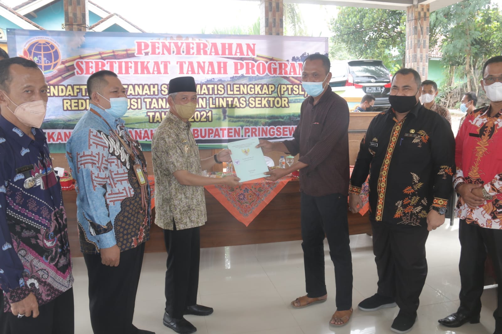 Sertifikat tanah di Pekon Tambahrejo Barat dibagikan