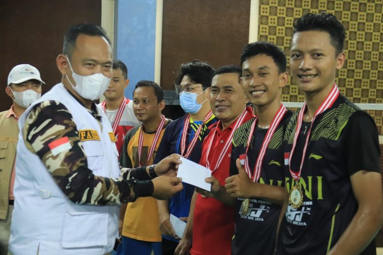 Fauzi Serahkan Piala Porkon