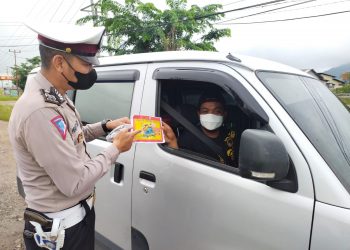 Polres Pringsewu Bagikan Masker