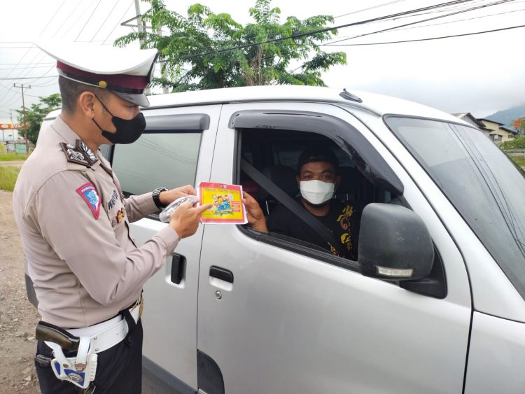 Polres Pringsewu Bagikan Masker
