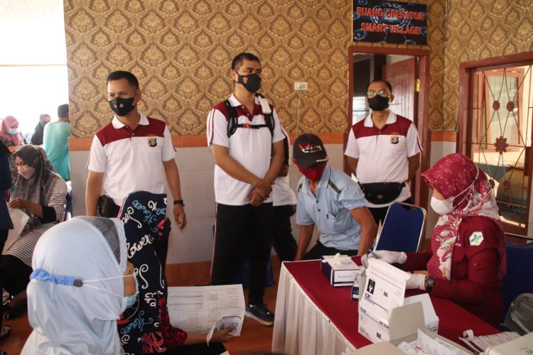 Vaksinasi di Pekon Podomoro