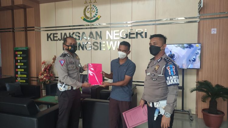 Penyerahan Berkas Lakalantas, pringsewu.lappung.com