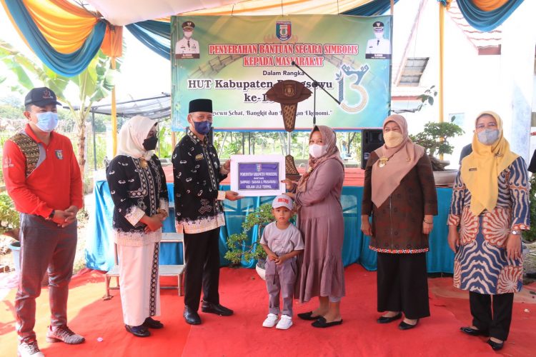 Sujadi Berikan Bantuan, pringsewu.lappung.com