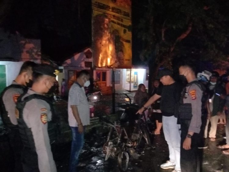 Motor dan Warung Terbakar di Pajaresuk, pringsewu.lappung.com