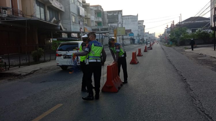 Satlantas Polres Pringsewu Bongkar Water Barrier