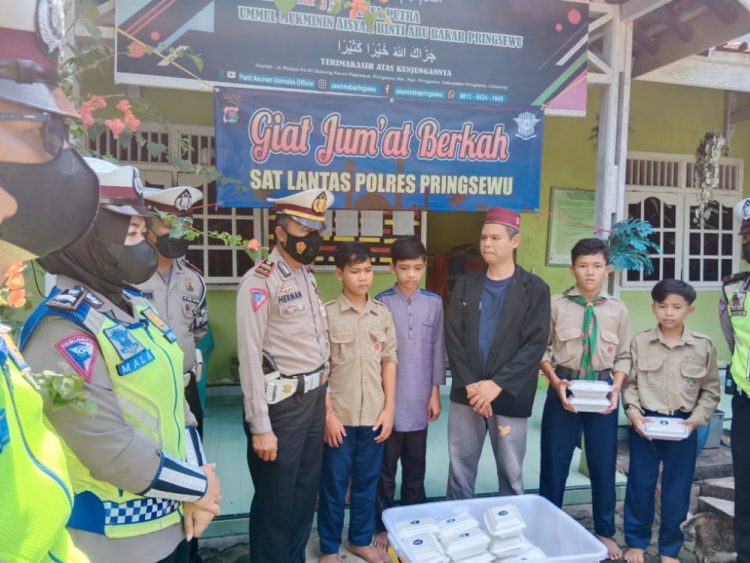 Satlantas Polres Pringsewu Aksi Sosial