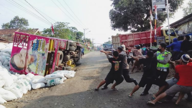 Truk Terguling di Sukoharjo