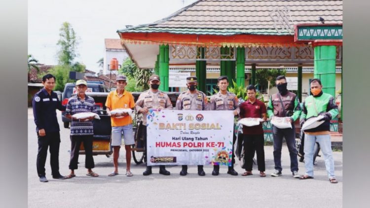 Humas Polres Pringsewu Gelar Bakti Sosial