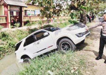 Mobil Tercebur ke Salurab Irigasi di Pajaresuk