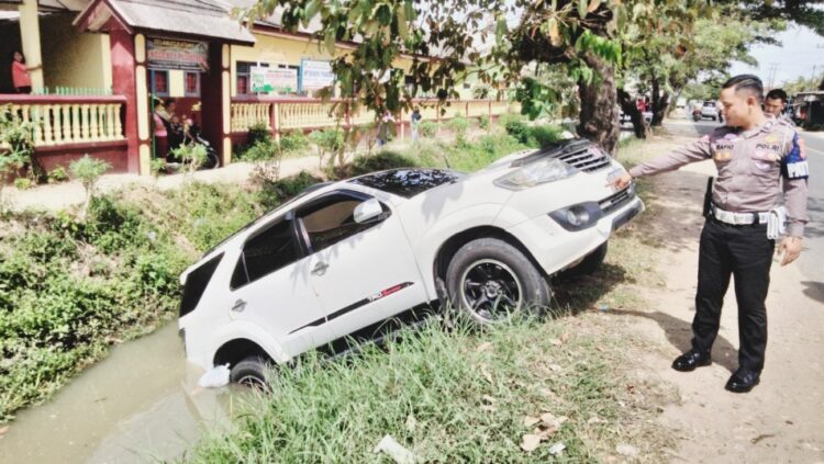 Mobil Tercebur ke Salurab Irigasi di Pajaresuk