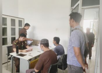 Polres Pringsewu Limpahkan Tersangka Pencuri Belasan Motor