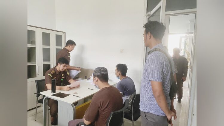 Polres Pringsewu Limpahkan Tersangka Pencuri Belasan Motor