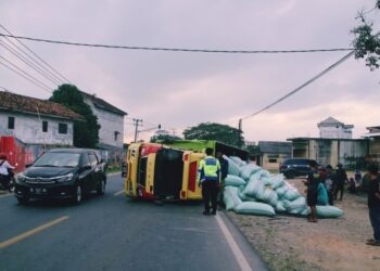 Truk Pengangkut Gabah Terguling di Jalinbar