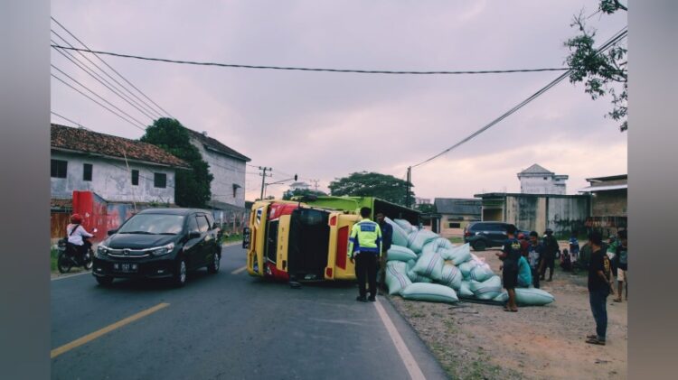 Truk Pengangkut Gabah Terguling di Jalinbar